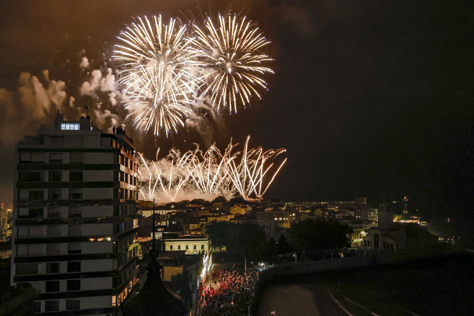 Gijón se ilumina en la noche de los Fuegos