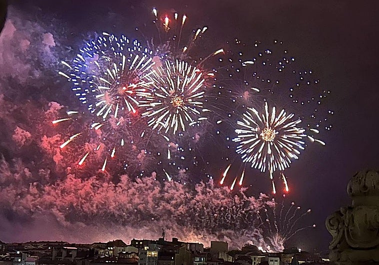 Un momento del espectáculo ofrecido este año por Pirotecnia Zaragozana para la Noche de los Fuegos.