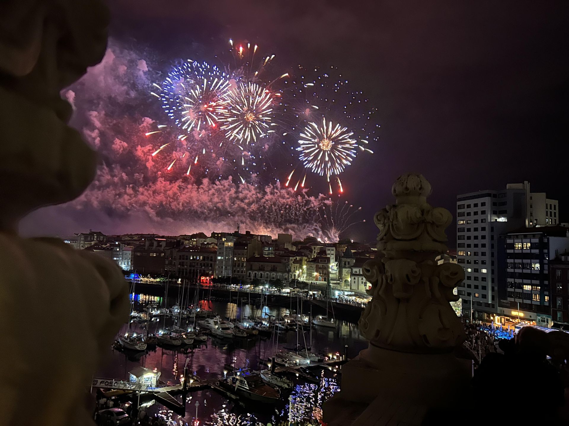 Gijón se ilumina en la noche de los Fuegos
