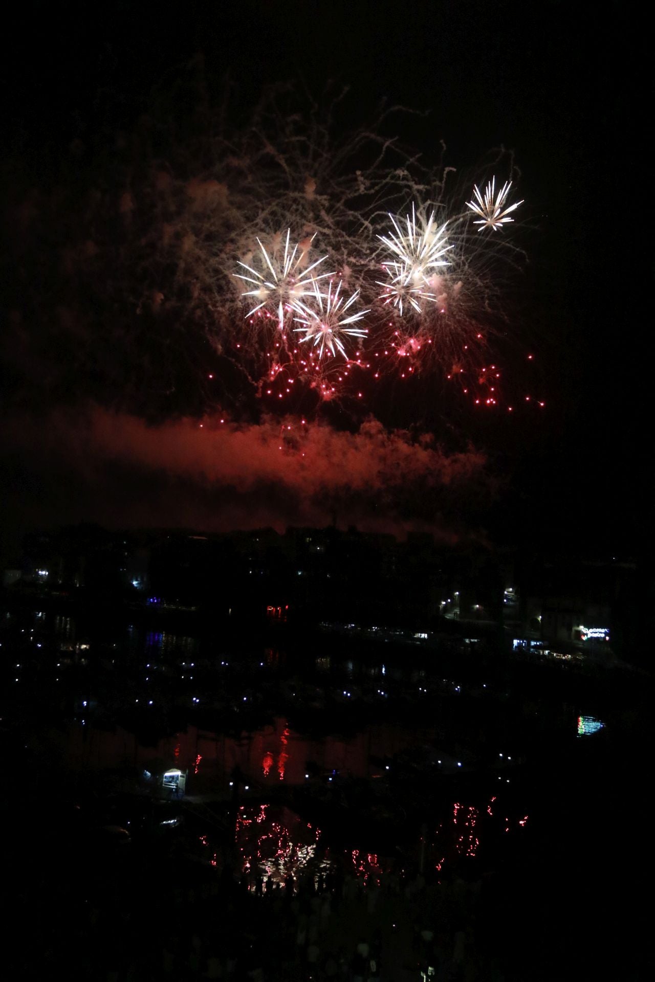 Gijón se ilumina en la noche de los Fuegos