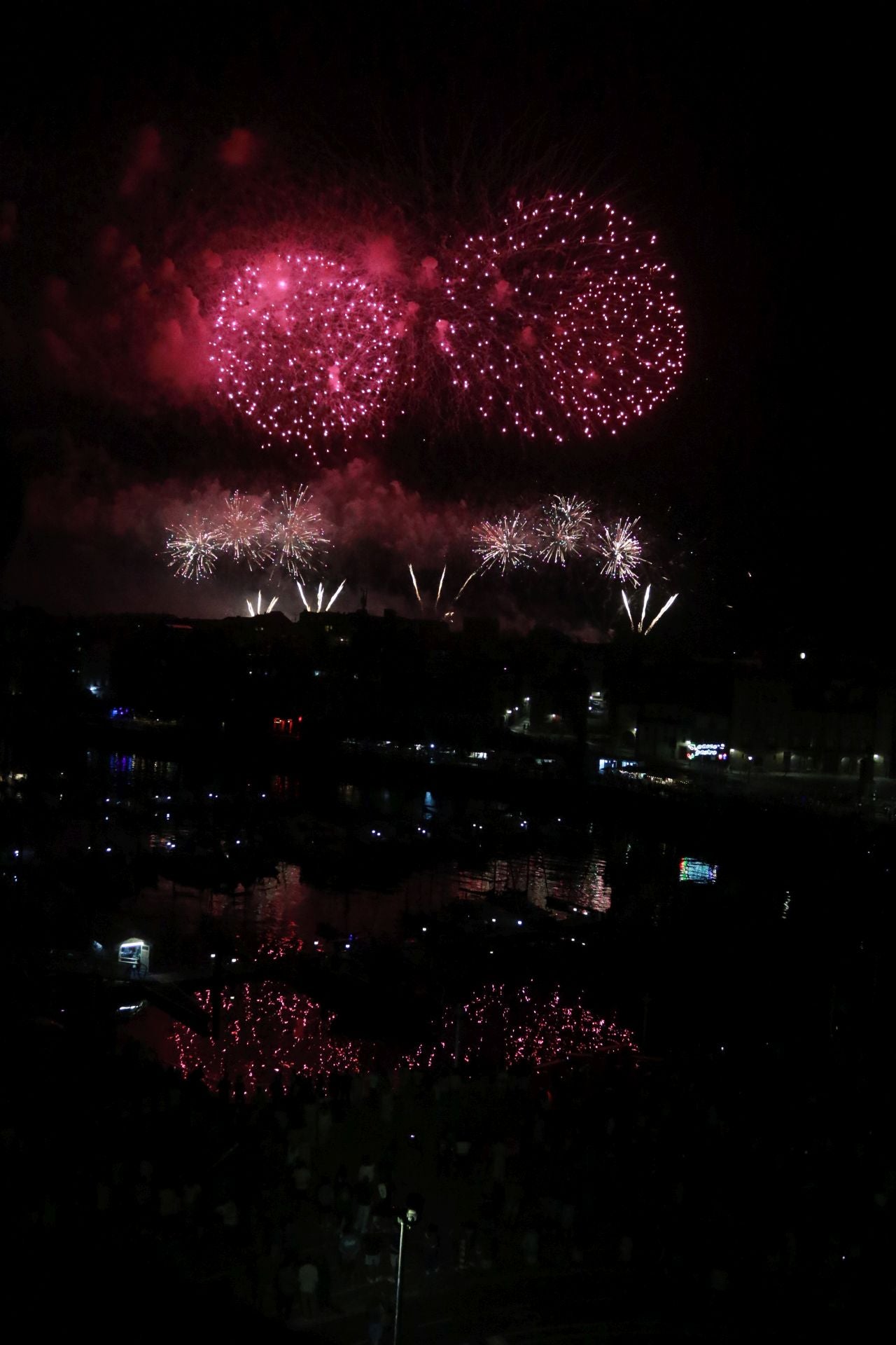Gijón se ilumina en la noche de los Fuegos