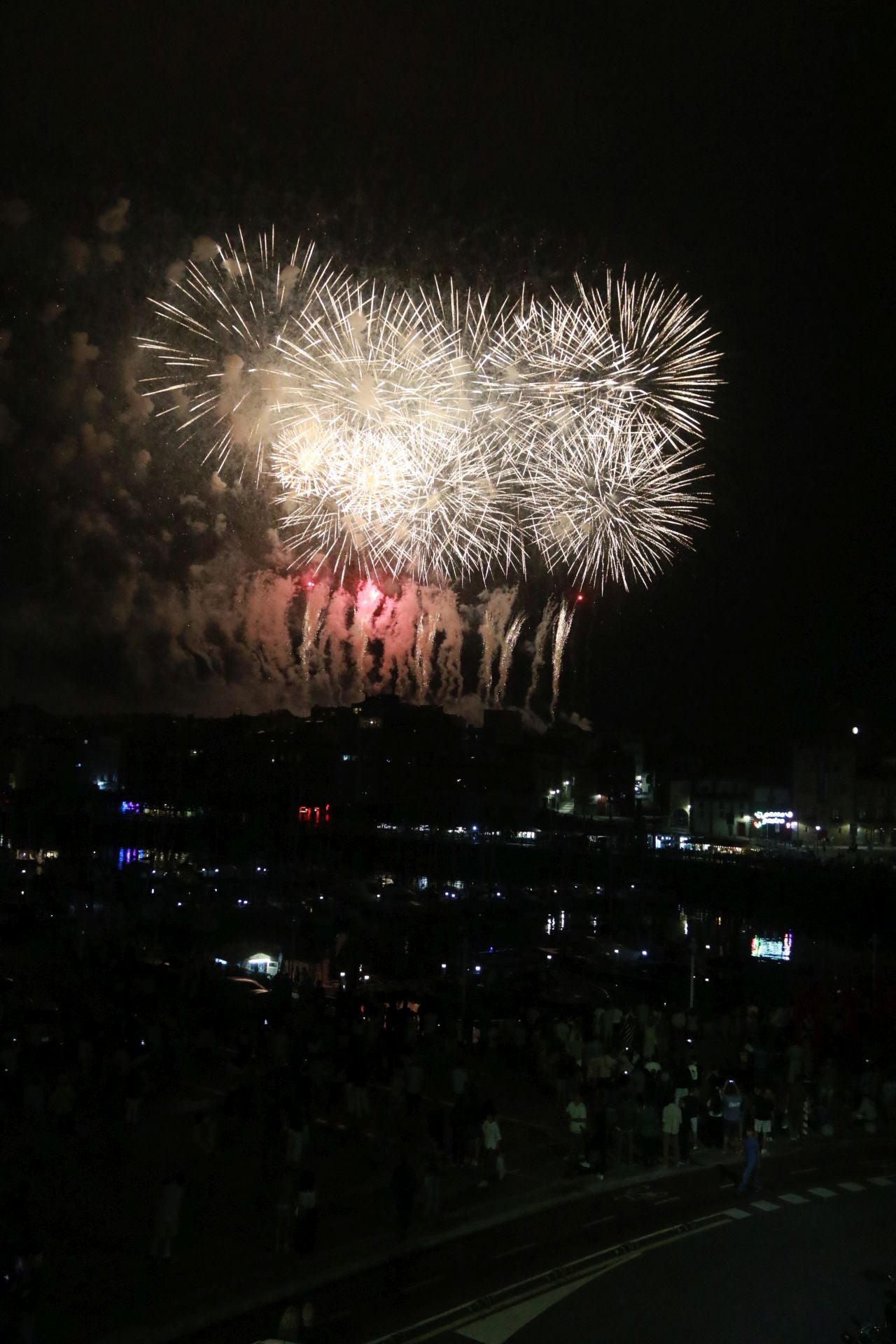 Gijón se ilumina en la noche de los Fuegos