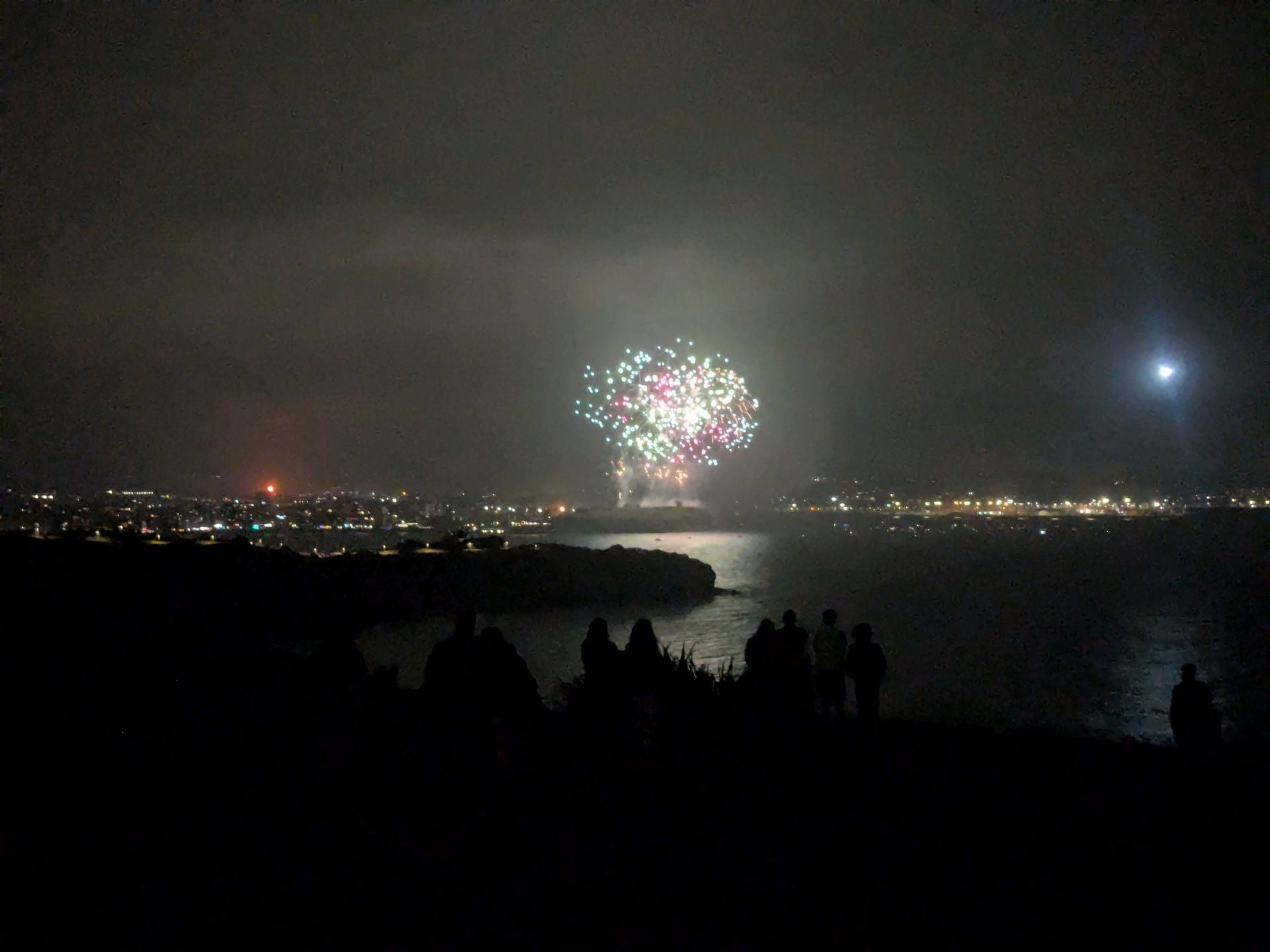 Gijón se ilumina en la noche de los Fuegos