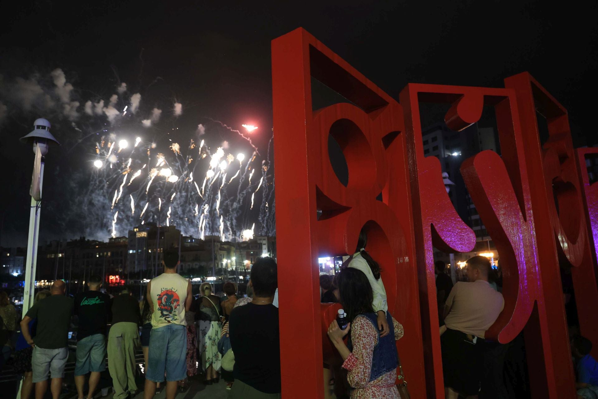 Gijón se ilumina en la noche de los Fuegos