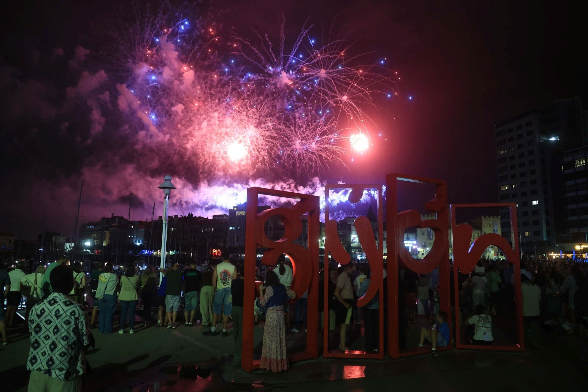 Gijón se ilumina en la noche de los Fuegos