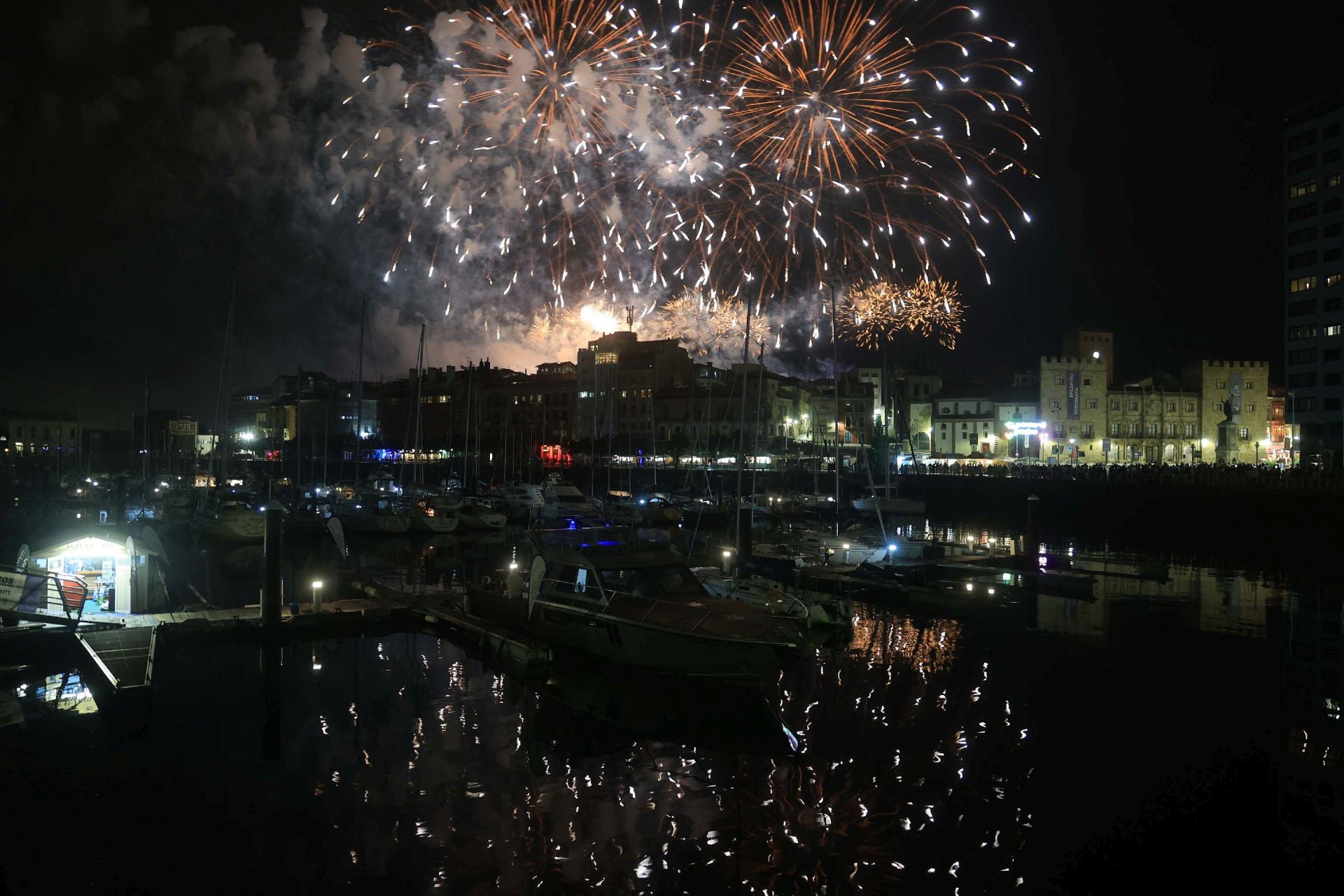 Gijón se ilumina en la noche de los Fuegos