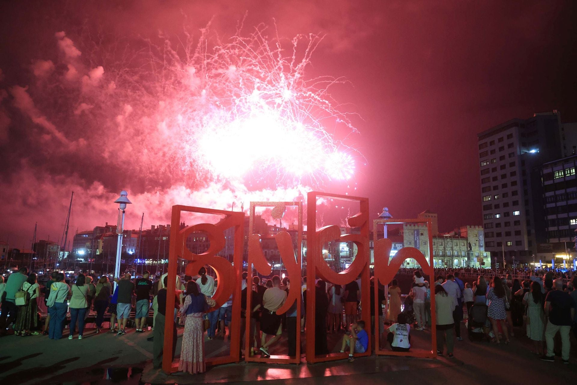 Gijón se ilumina en la noche de los Fuegos