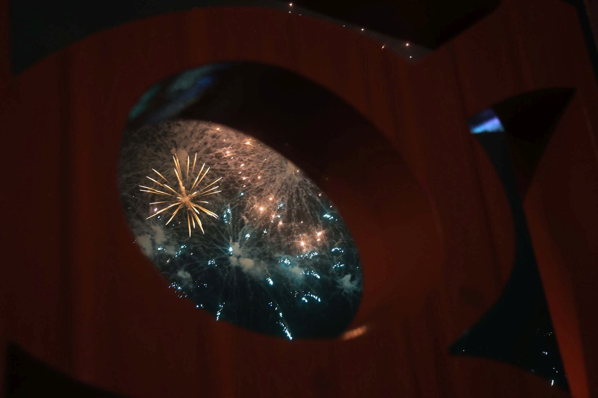 Gijón se ilumina en la noche de los Fuegos