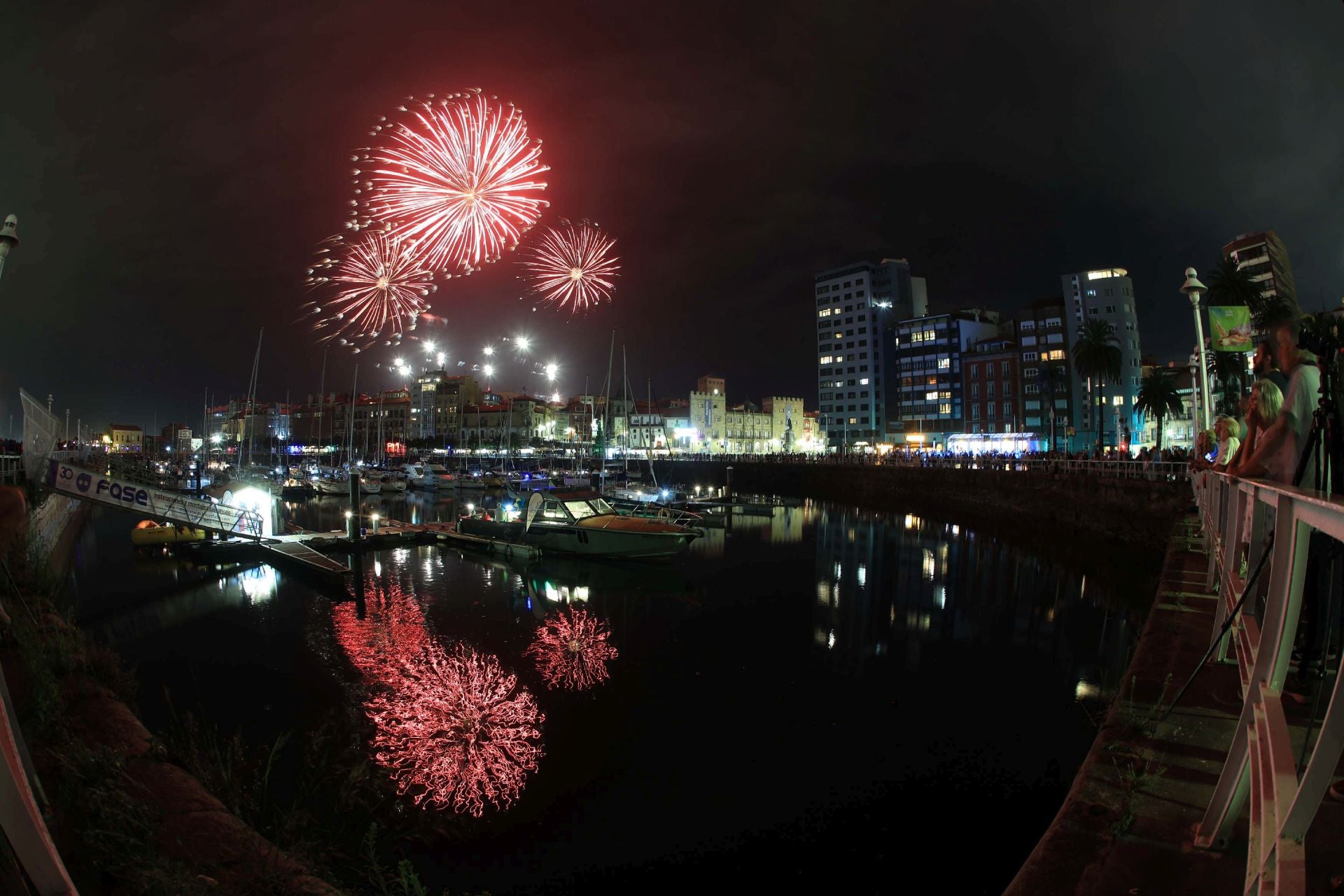 Gijón se ilumina en la noche de los Fuegos