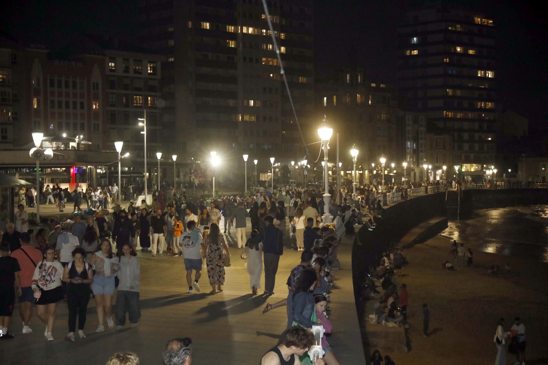 Gijón se ilumina en la noche de los Fuegos