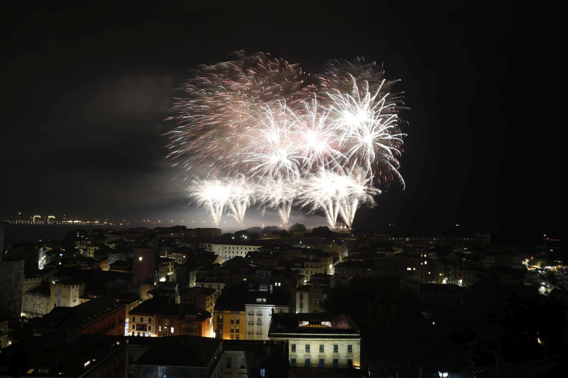 Gijón se ilumina en la noche de los Fuegos