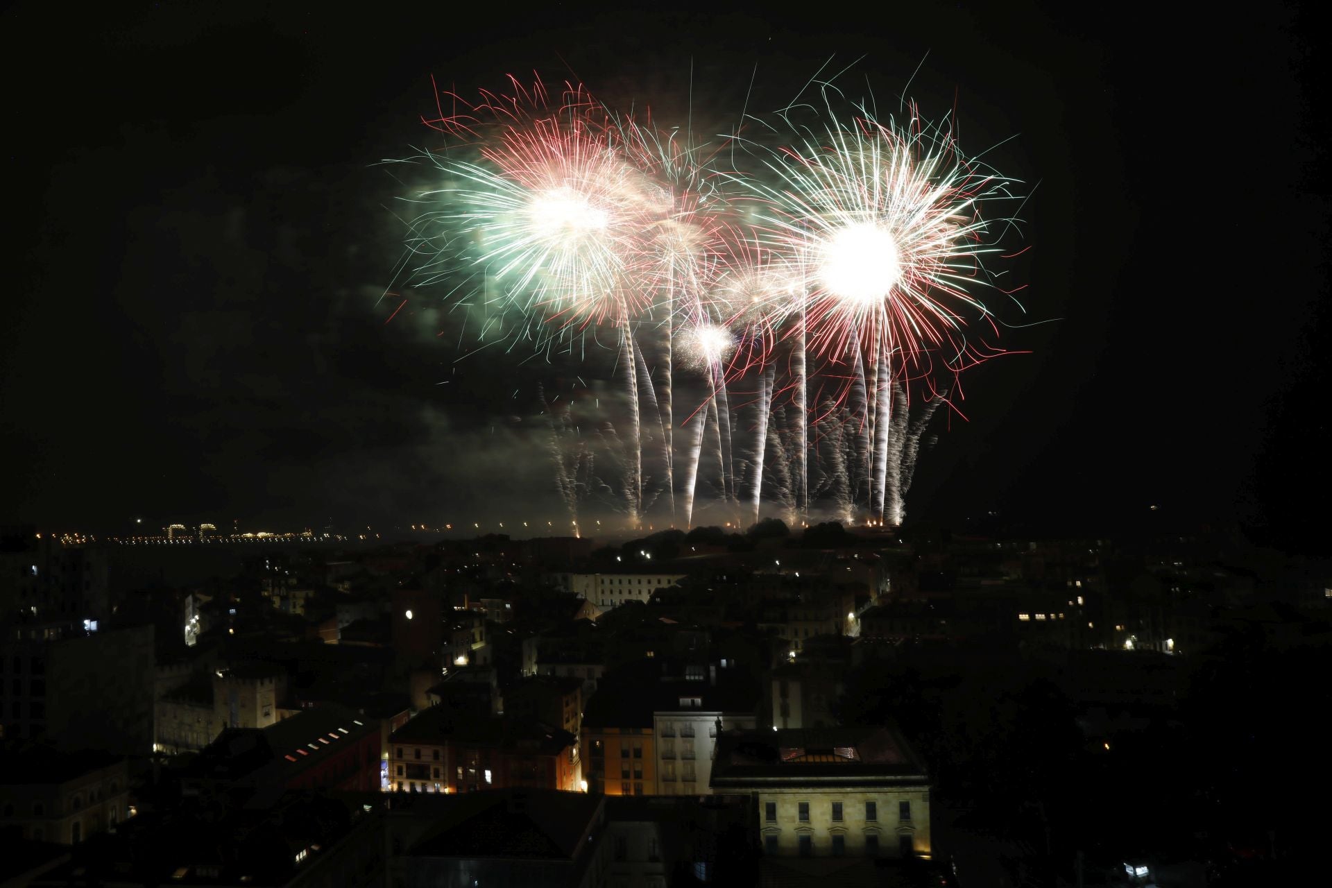 Gijón se ilumina en la noche de los Fuegos