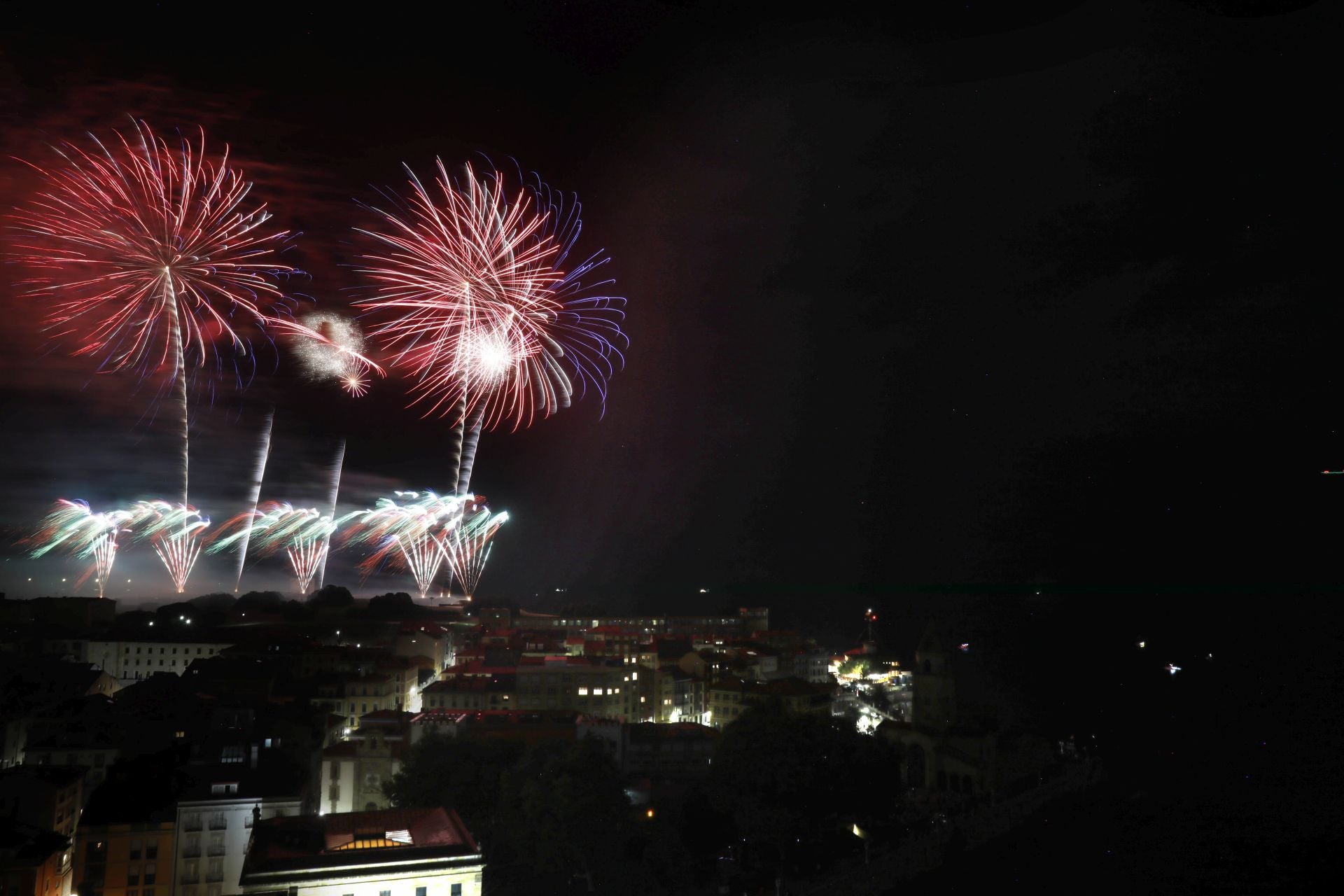 Gijón se ilumina en la noche de los Fuegos