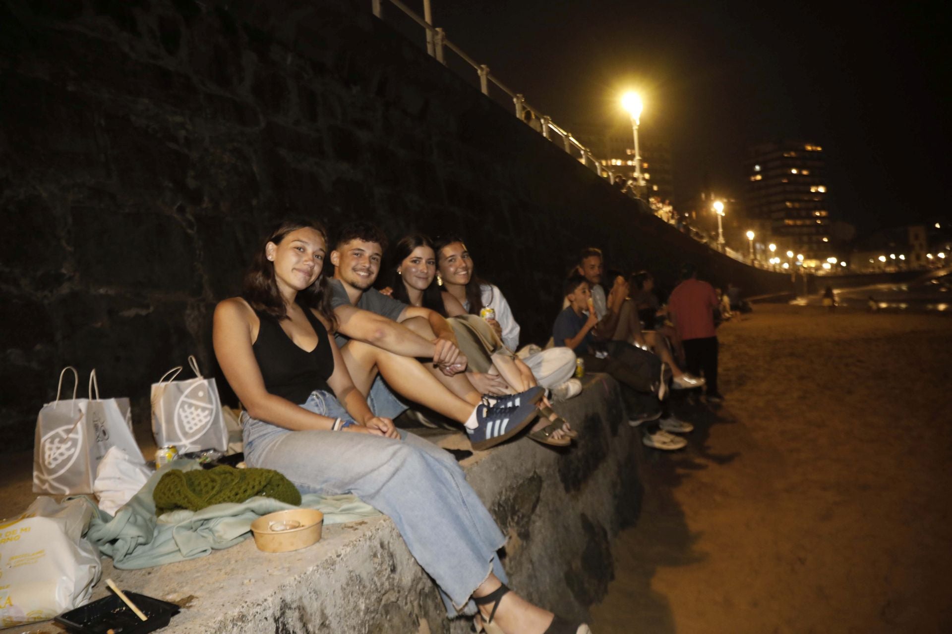 Gijón se ilumina en la noche de los Fuegos