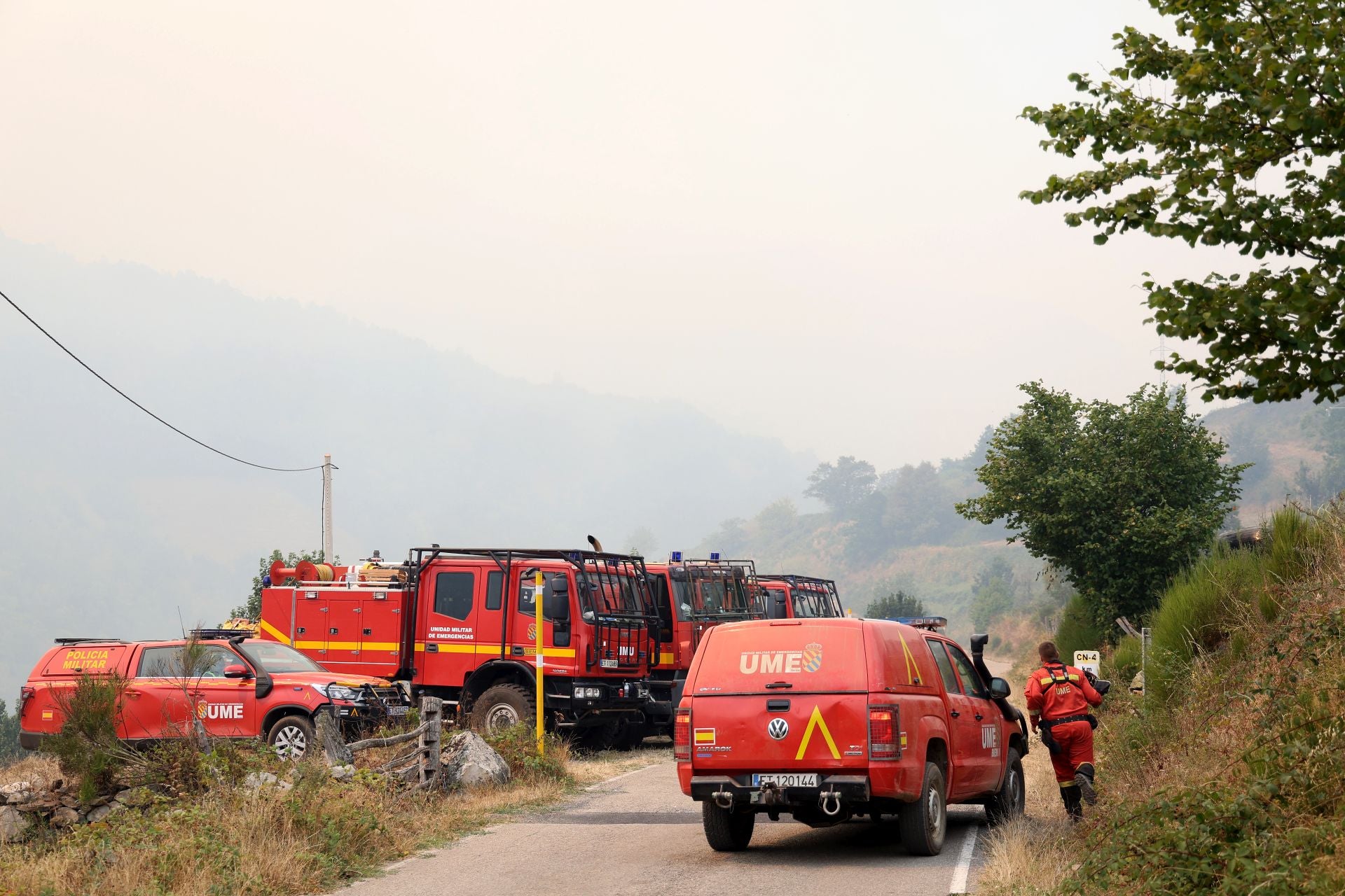 «Máxima preocupación» en Genestoso: las llamas siguen vivas y los vecinos «aterrados»