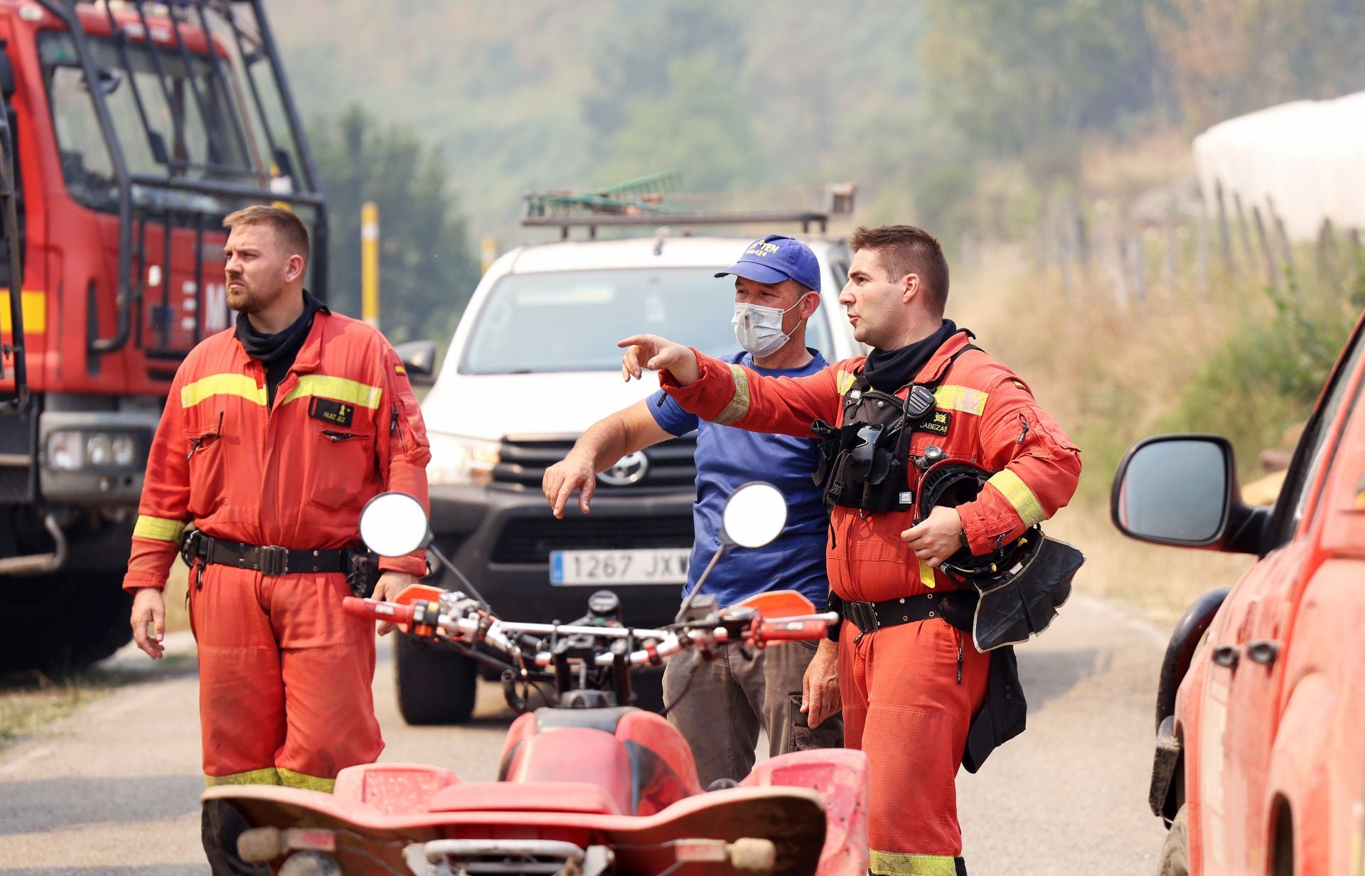 «Máxima preocupación» en Genestoso: las llamas siguen vivas y los vecinos «aterrados»