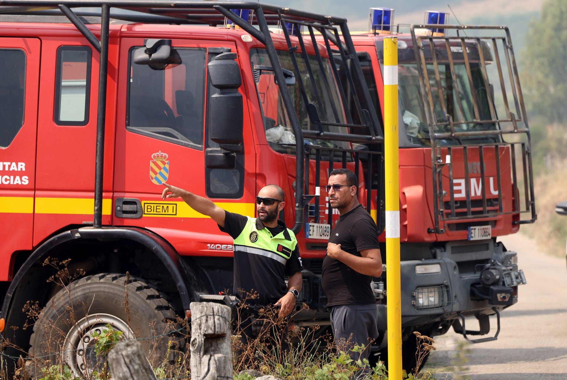 «Máxima preocupación» en Genestoso: las llamas siguen vivas y los vecinos «aterrados»