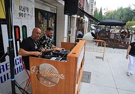 Fred Events puso ritmo en la zona de bares del Carbayedo, en Avilés, a pesar de que este año se hayan suspendido las fiestas de San Roque.