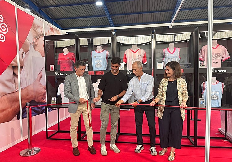 Exposición de camisetas del Hospital Ribera Covadonga en su campaña 'Sentir la camiseta'.