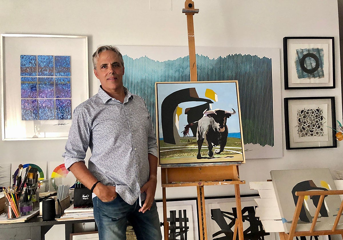 El artista y diseñador en su estudio, donde creó la obra utilizando la técnica del collage.