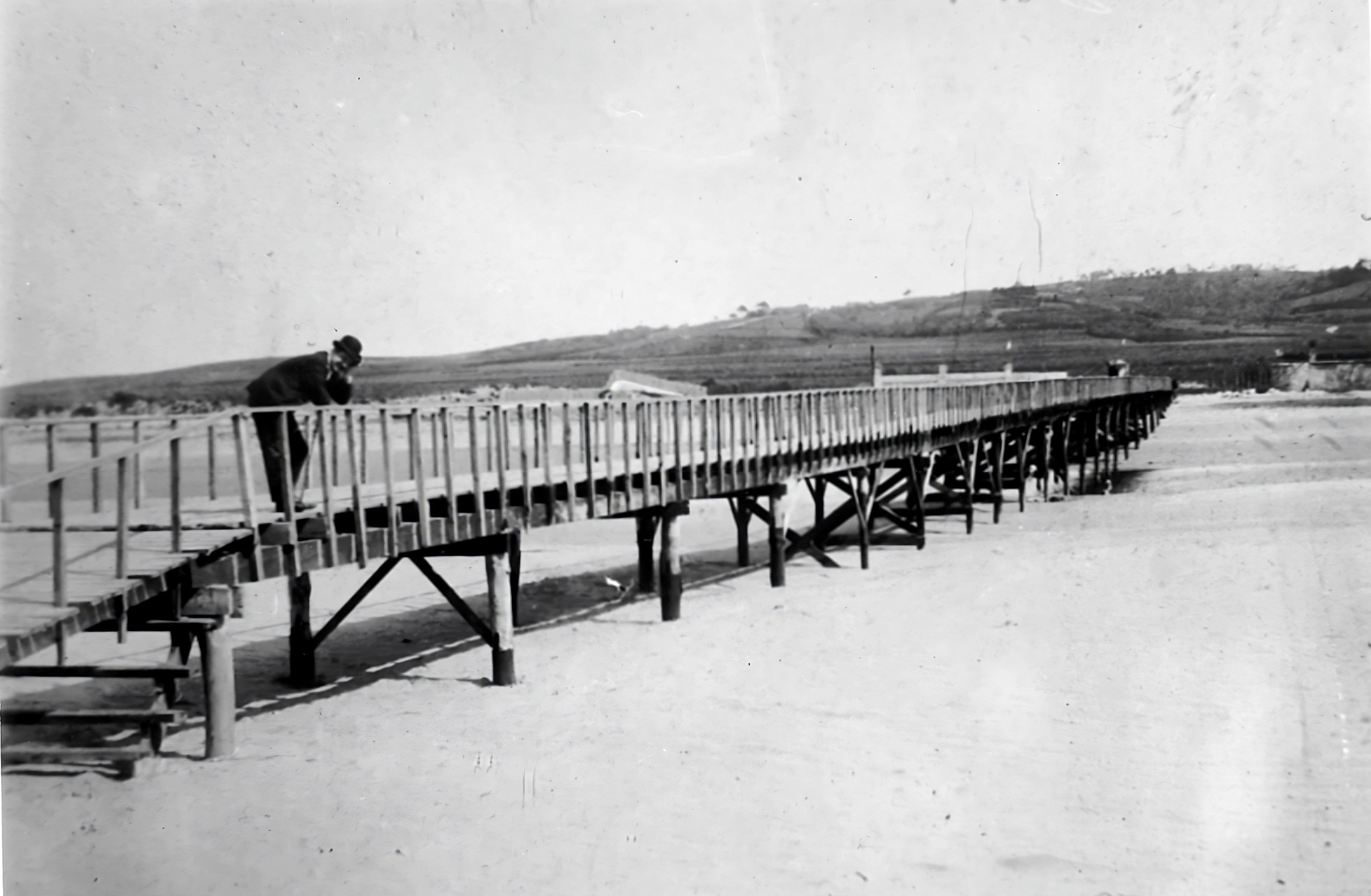 Pasarela de madera con la Erá del Piles, El Cervigón y La Providencia al otro lado. Fecha: 1901. Anónima.