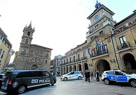 Vehículos de la Policía Local de Oviedo en la plaza del Ayuntamiento.