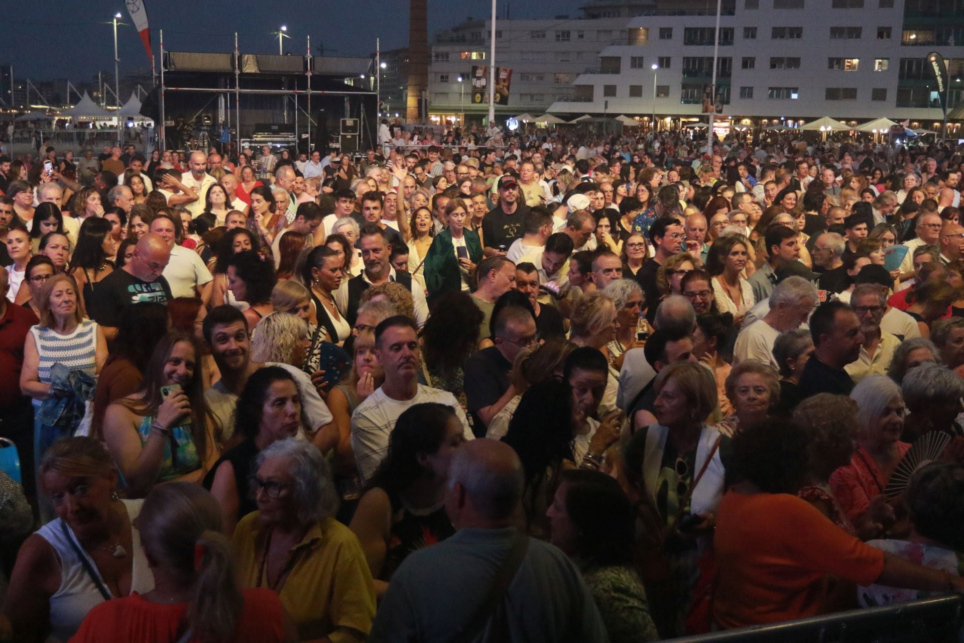 Rosario Flores conquista Poniente