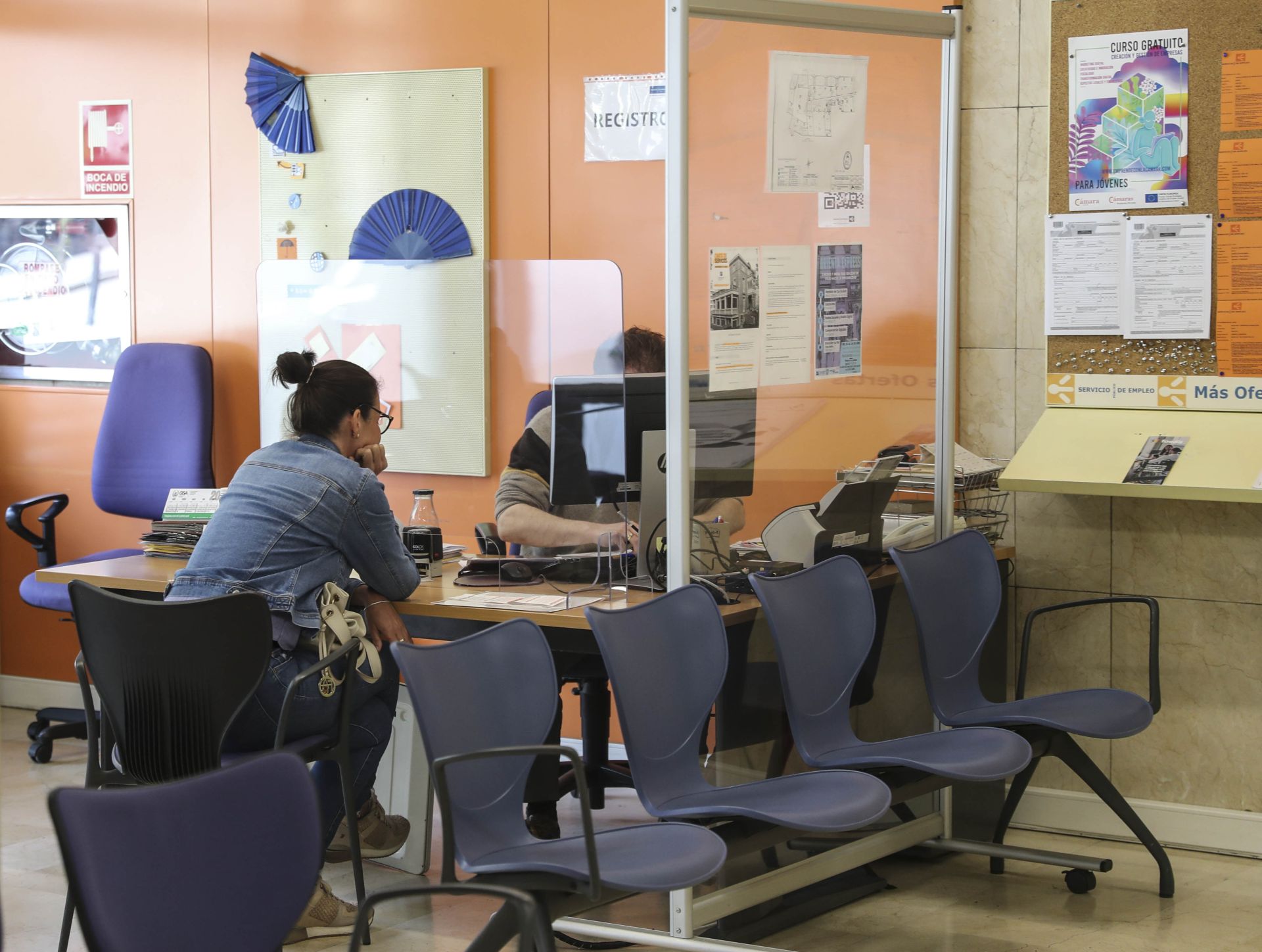 Una mujer, en una oficina de empleo asturiana.