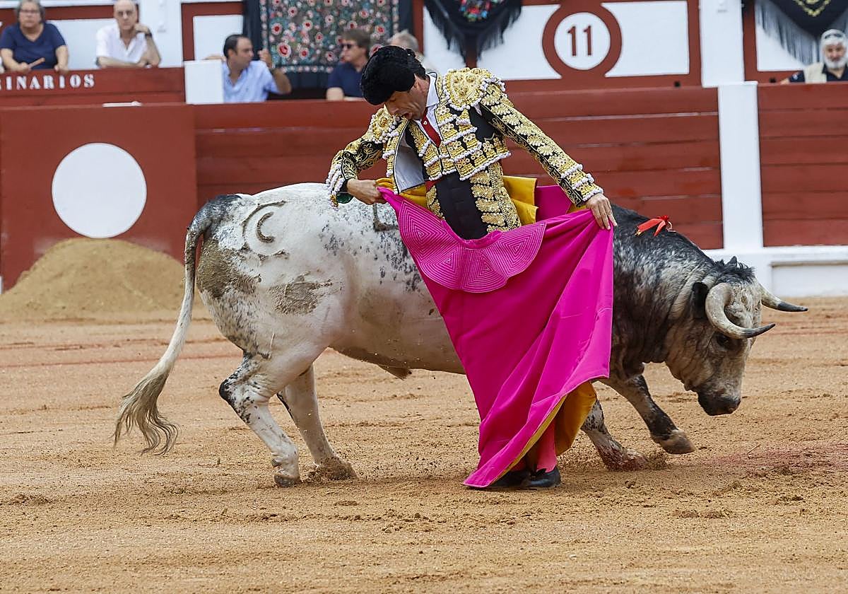 Tercera tarde de toros en la Feria de Begoña de Gijón