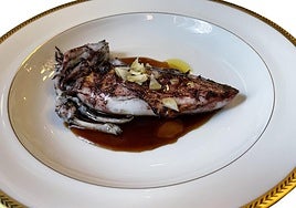 Chipirón de potera con caldo de cebolla y limón.