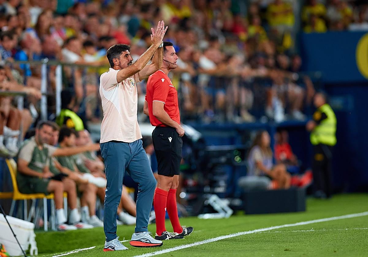Paunovic da instrucciones a sus jugadores durante el partido.