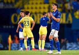 Oier Luengo se lamenta al término del partido disputado en la Nueva Cerámica.