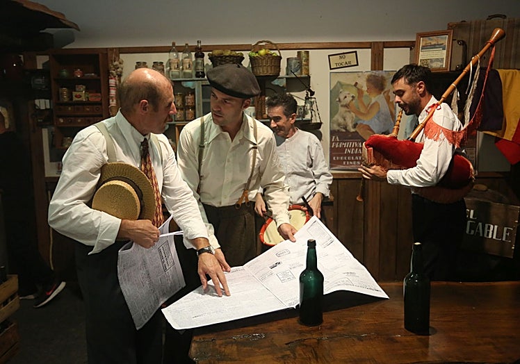 Los parroquianos, comentando las noticias del 16 de agosto de 1933.