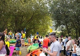 Participantes en el Descenso Ecológico del Río Esva, antes de iniciarse la prueba.