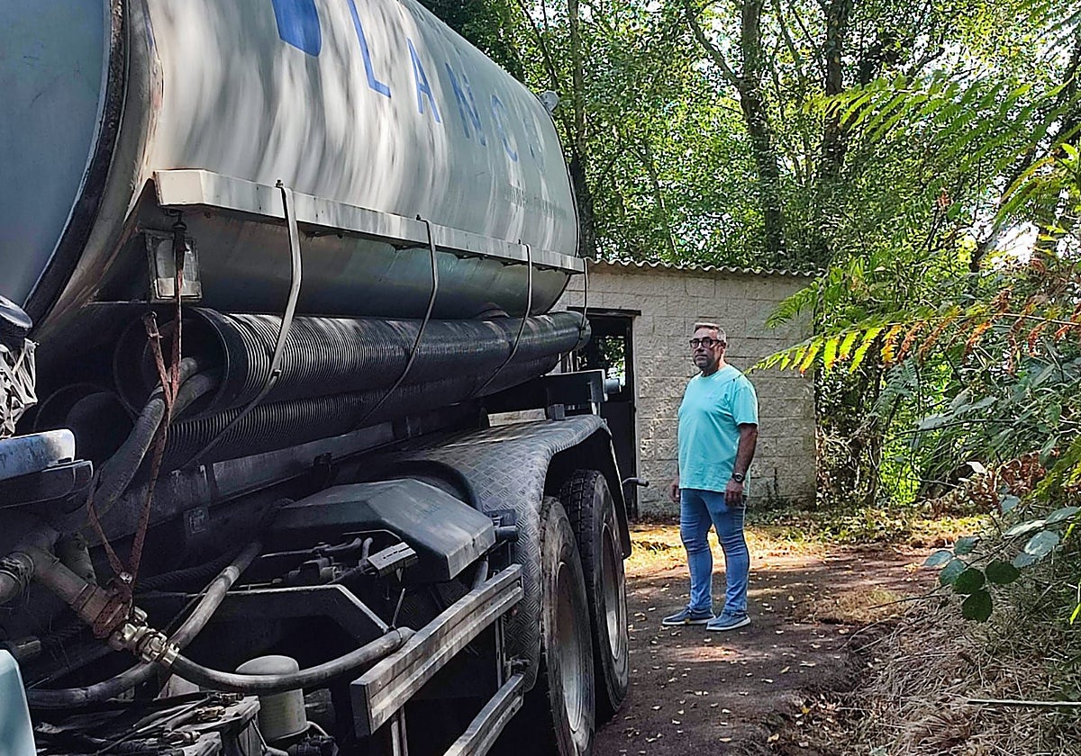 Pergentino Martínez, junto a una de las cubas.