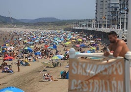 La playa de Salinas tuvo ayer una de sus jornadas veraniegas con más bañistas.