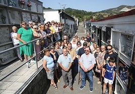 Unos cuarenta vecinos, en el cementerio de Tudela Veguín.