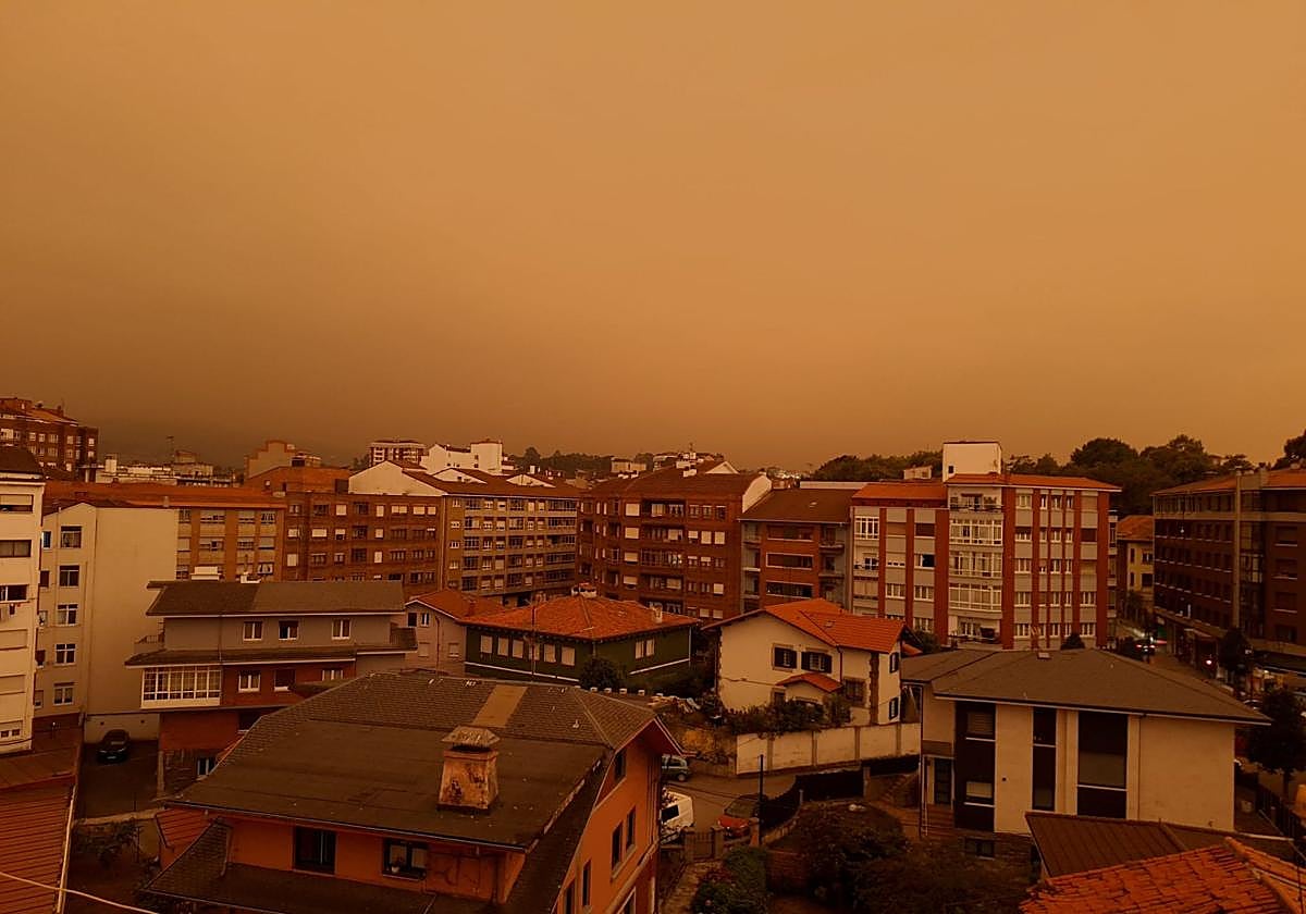 El cielo, completamente naranja en Avilés.