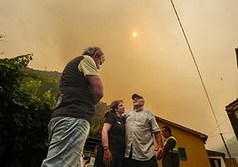 La delegada del Gobierno, Adriana Lastra, habla con Manuel González, quien fuera alcalde de Somiedo, y con el actual regidor, Belarmino Fernández, sobre la situación de los incendios forestales en Asturias.
