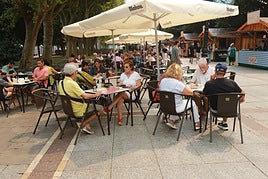Gijoneses y turistas disfrutan de la ubicación del Paseo Gastro en Begoña.