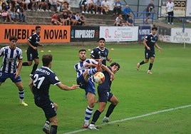 El Real Avilés se encontró a un rival con una disposición en el campo similar a la del Mosconia la pasada semana