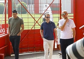 José Riestra, en el centro, junto a Israel Villaseñor y David Guerra, accediendo al campo de entrenamiento este sábado en Mareo.