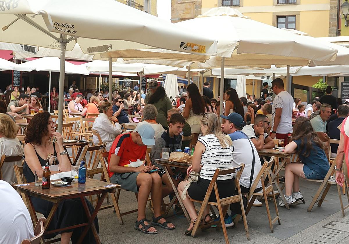Ambiente en las terrazas hosteleras de la plaza del Marqués, en Gijón, este sábado.