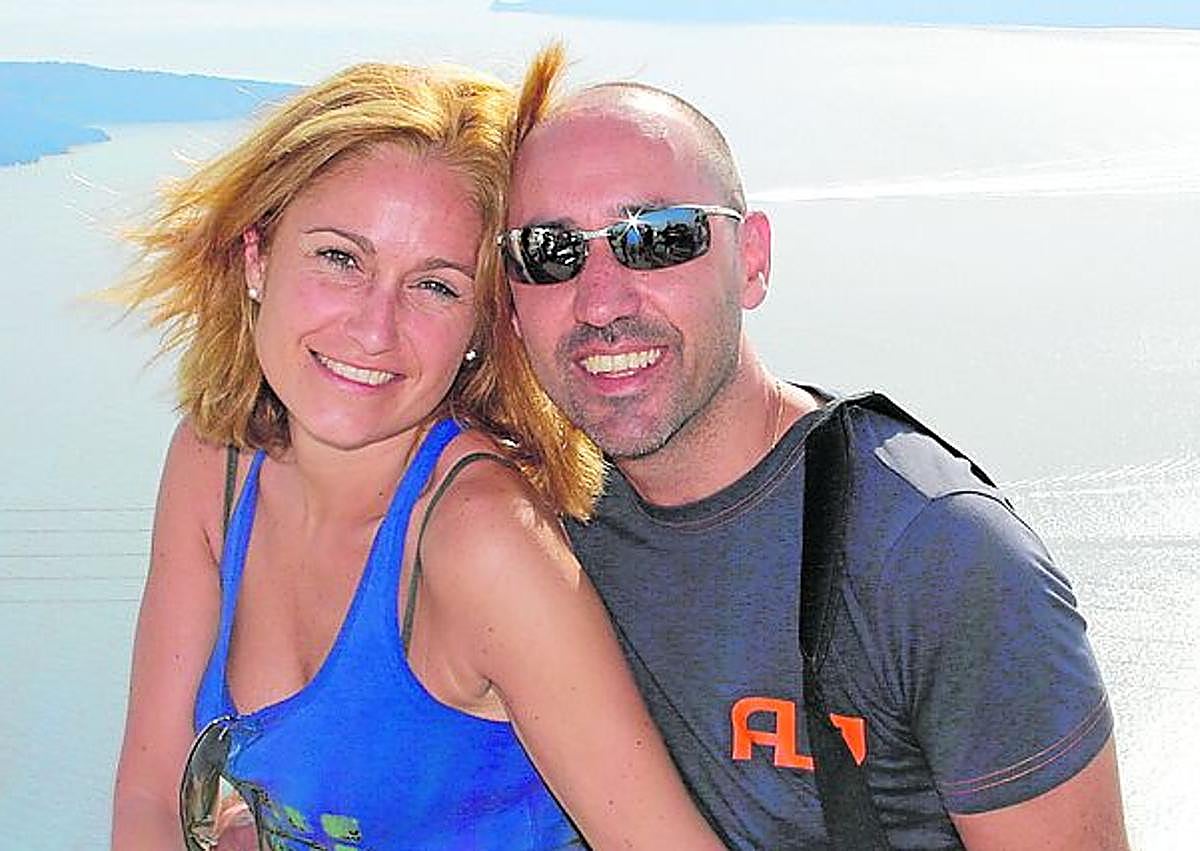 Imagen secundaria 1 - Sus padres, Ricardo y María del Carmen. Junto a Alicia, de espaldas al Mediterráneo. Con Jaime Martínez, en el Teatro Campoamor. 