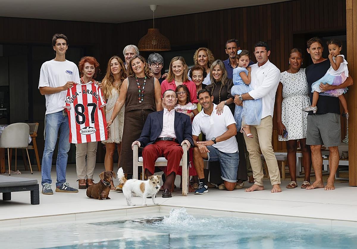 Vega-Arango, en el centro de la imagen, rodeado por su familia en el domicilio de uno de sus hijos.