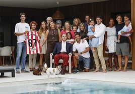 Vega-Arango, en el centro de la imagen, rodeado por su familia en el domicilio de uno de sus hijos.