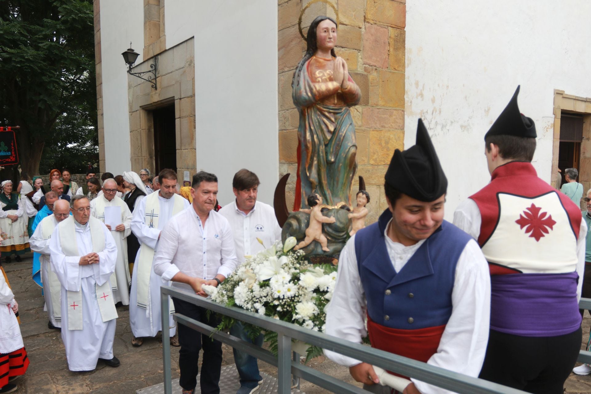 Contrueces honra a la primitiva patrona de Gijón