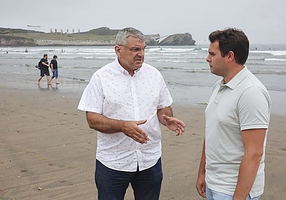 El investigador Jesús Ángel García conversa con Aitor Marqués en el arenal de Salinas.