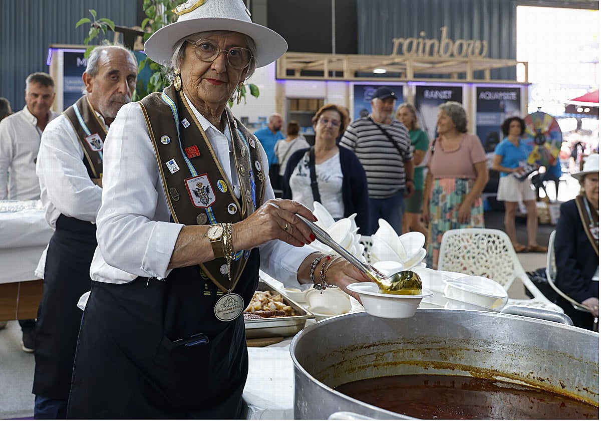 Reparto de fabada en el estand de Villaviciosa en la Feria.