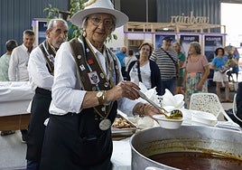 Reparto de fabada en el estand de Villaviciosa en la Feria.